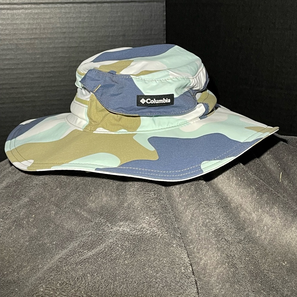 Columbia hat, like new!!